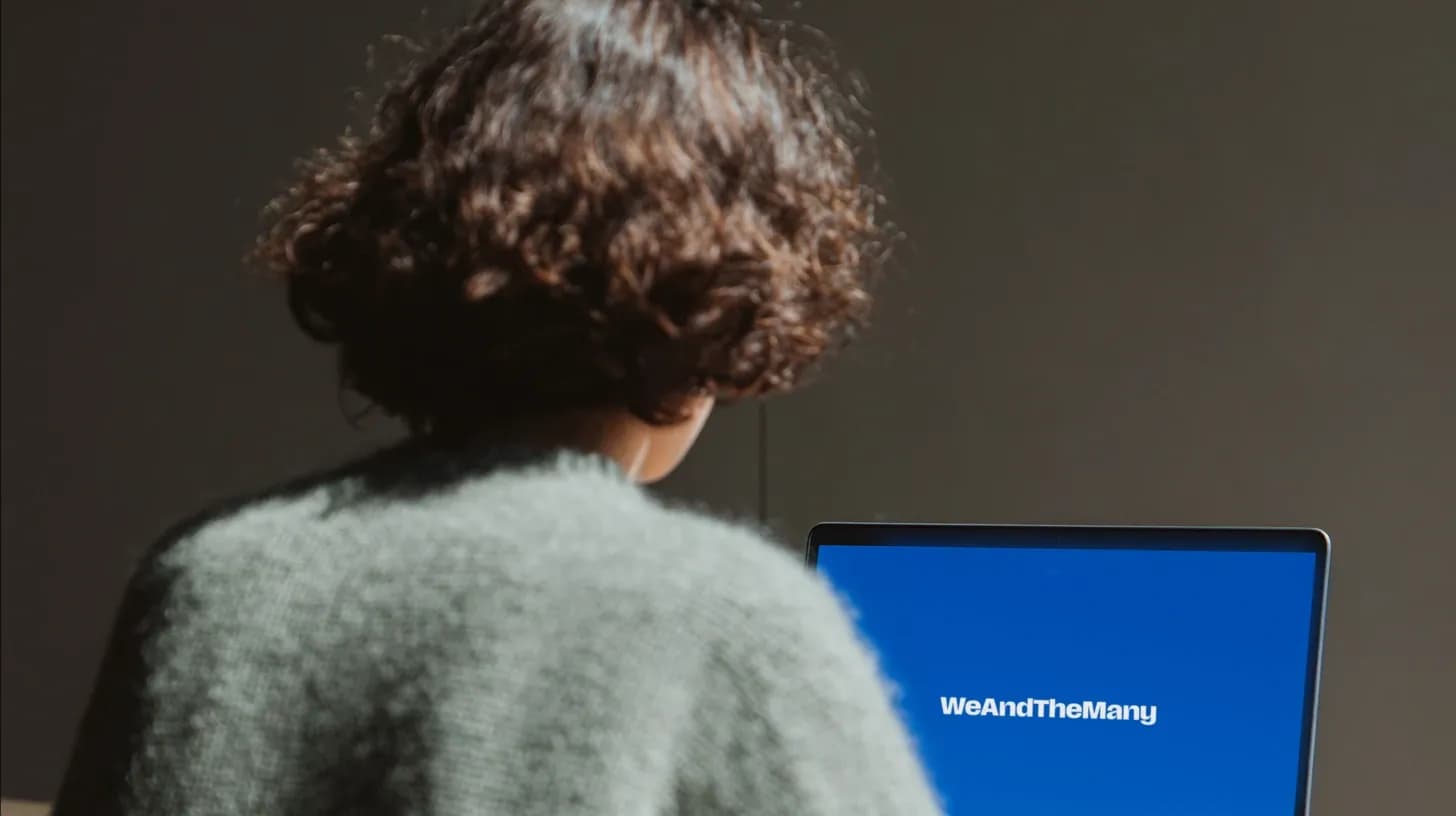 une personne consultant le site de "we and the many"
